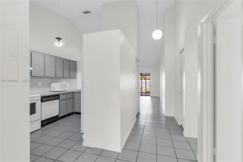 Adosado en venta en Miami, Florida, 3 dormitorios, 98.38 m2 № 2059601 - foto 9