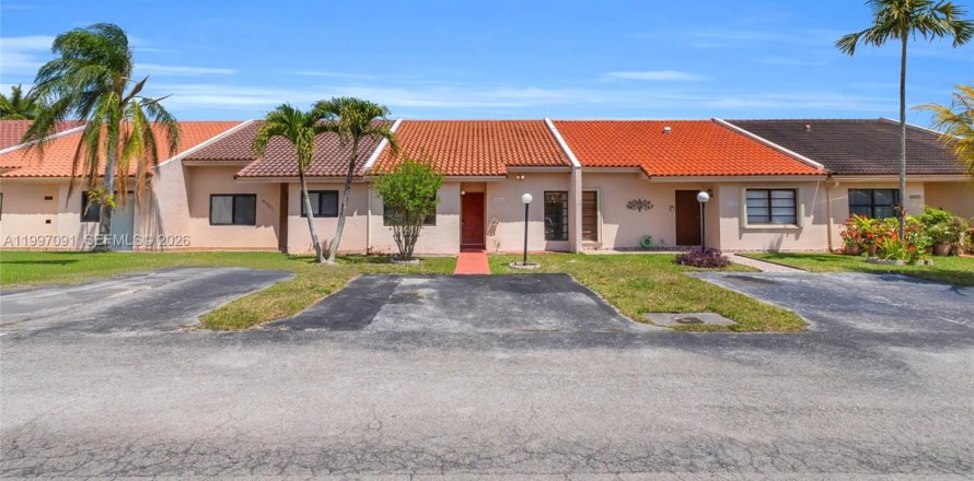 Adosado en Miami, Florida 3 dormitorios, 98.38 m2 № 2059601