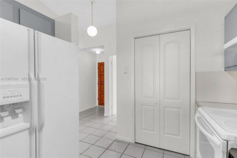 Adosado en venta en Miami, Florida, 3 dormitorios, 98.38 m2 № 2059601 - foto 12