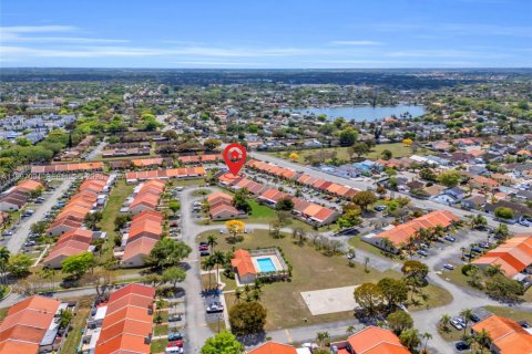 Adosado en venta en Miami, Florida, 3 dormitorios, 98.38 m2 № 2059601 - foto 27