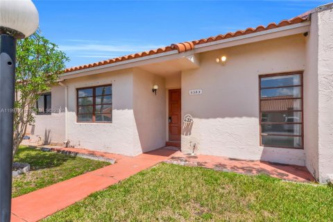 Adosado en venta en Miami, Florida, 3 dormitorios, 98.38 m2 № 2059601 - foto 2