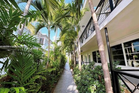 Снять в аренду кондоминиум в Майами-Бич, Флорида 35.95м2, № 1972164 - фото 1