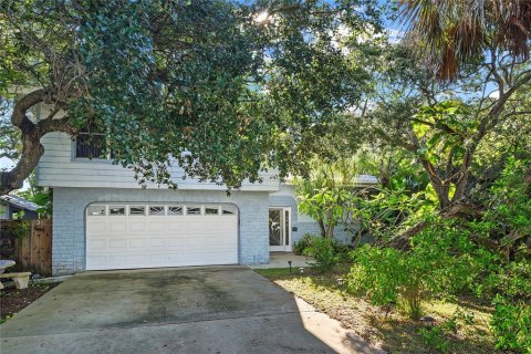 House in New Smyrna Beach, Florida 3 bedrooms, 193.98 sq.m. № 1856694 - photo 1
