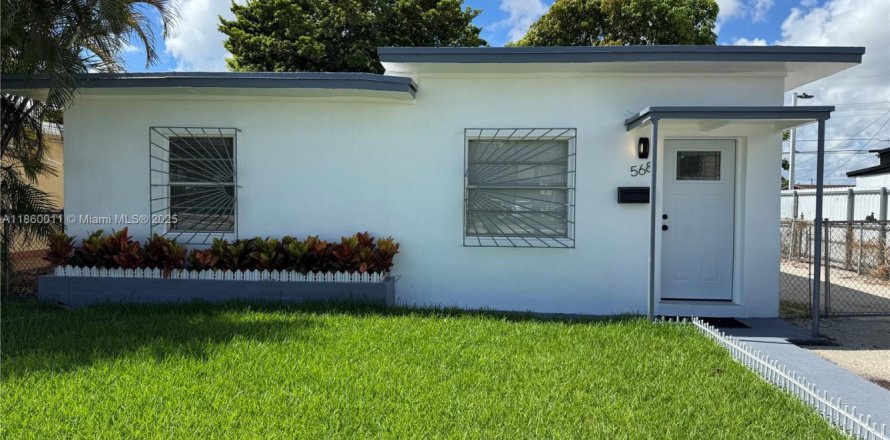 House in Hialeah, Florida 2 bedrooms, 66.89 sq.m. № 1889967