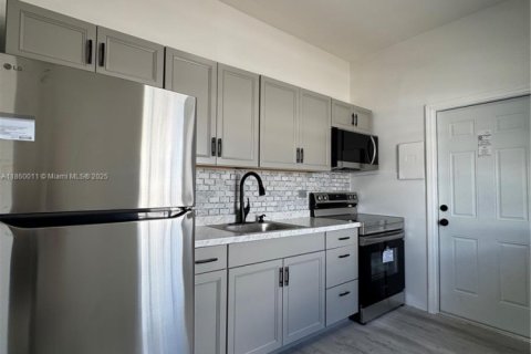 House in Hialeah, Florida 2 bedrooms, 66.89 sq.m. № 1889967 - photo 7