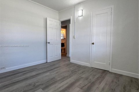 House in Hialeah, Florida 2 bedrooms, 66.89 sq.m. № 1889967 - photo 5