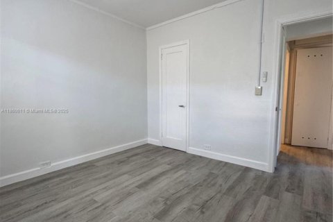 House in Hialeah, Florida 2 bedrooms, 66.89 sq.m. № 1889967 - photo 4