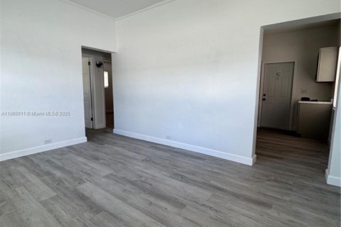 House in Hialeah, Florida 2 bedrooms, 66.89 sq.m. № 1889967 - photo 3