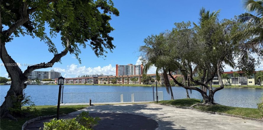 Condominio en Miami, Florida, 2 dormitorios № 1980580