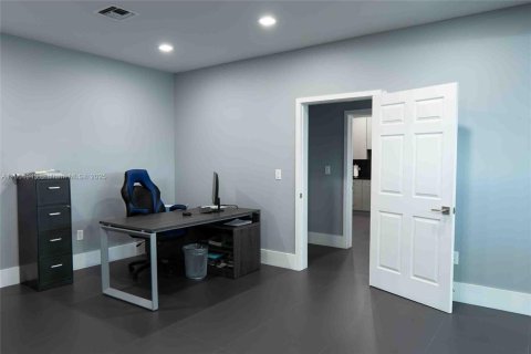 Commercial property in Hialeah, Florida № 1878535 - photo 12