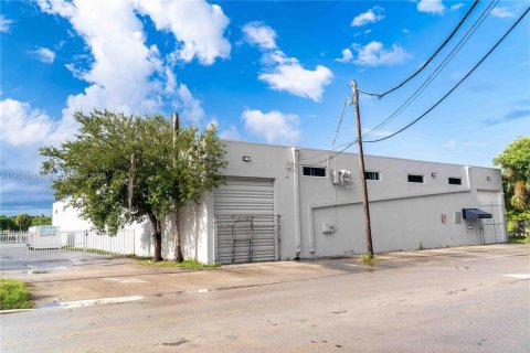 Commercial property in Hialeah, Florida № 1878535 - photo 25