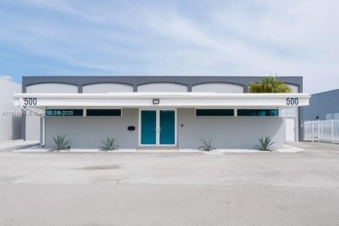 Commercial property in Hialeah, Florida № 1878535 - photo 1