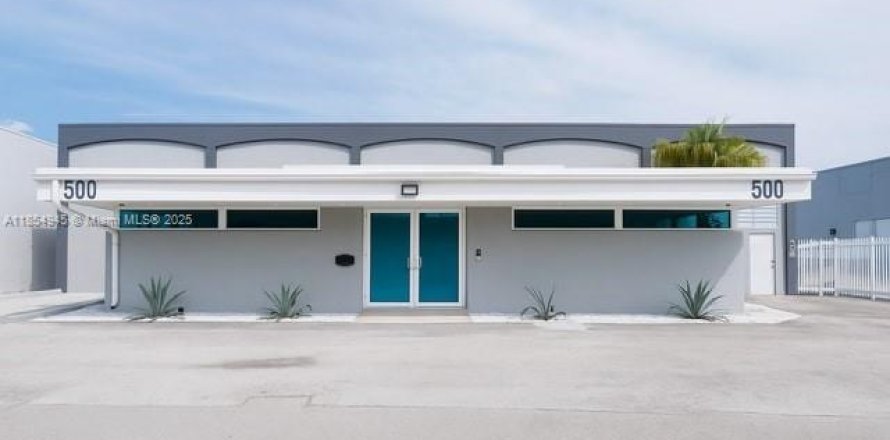 Commercial property in Hialeah, Florida № 1878535