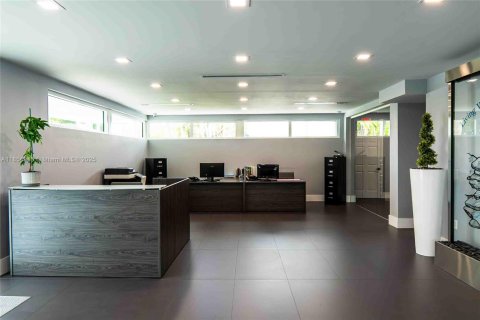 Commercial property in Hialeah, Florida № 1878535 - photo 5