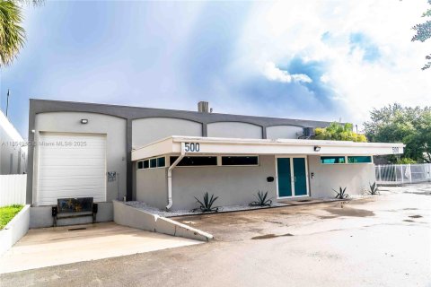 Commercial property in Hialeah, Florida № 1878535 - photo 2