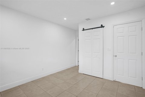 Villa ou maison à louer à Hallandale Beach, Floride: 3 chambres, 98.48 m2 № 1932133 - photo 9