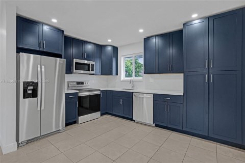 Villa ou maison à louer à Hallandale Beach, Floride: 3 chambres, 98.48 m2 № 1932133 - photo 1