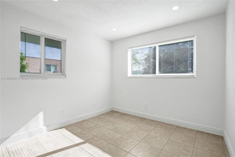 Villa ou maison à louer à Hallandale Beach, Floride: 3 chambres, 98.48 m2 № 1932133 - photo 17