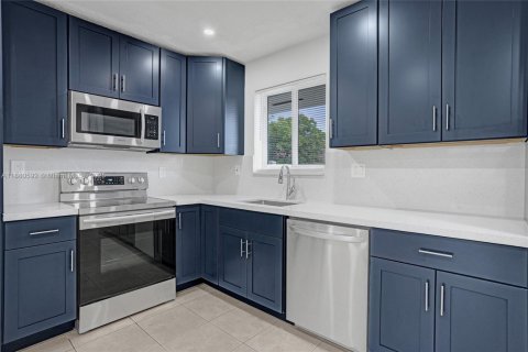 Villa ou maison à louer à Hallandale Beach, Floride: 3 chambres, 98.48 m2 № 1932133 - photo 2