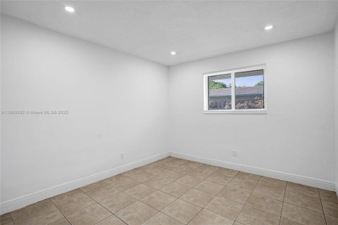 Villa ou maison à louer à Hallandale Beach, Floride: 3 chambres, 98.48 m2 № 1932133 - photo 10