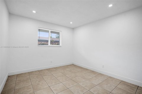 Villa ou maison à louer à Hallandale Beach, Floride: 3 chambres, 98.48 m2 № 1932133 - photo 8