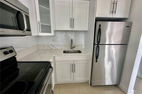 Condo in Pompano Beach, Florida, 1 bedroom  № 2086774 - photo 3