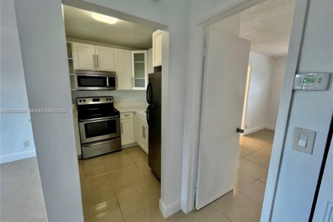 Condo in Pompano Beach, Florida, 1 bedroom  № 2086774 - photo 11