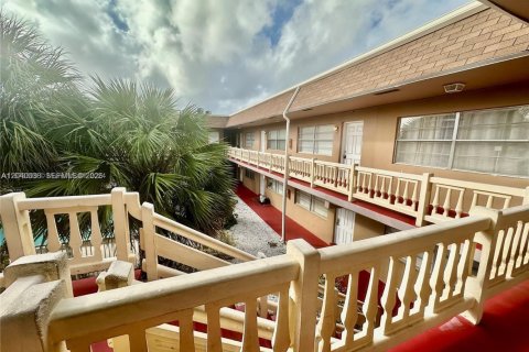 Condo in Pompano Beach, Florida, 1 bedroom  № 2086774 - photo 17