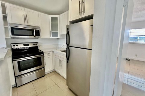 Condo in Pompano Beach, Florida, 1 bedroom  № 2086774 - photo 4