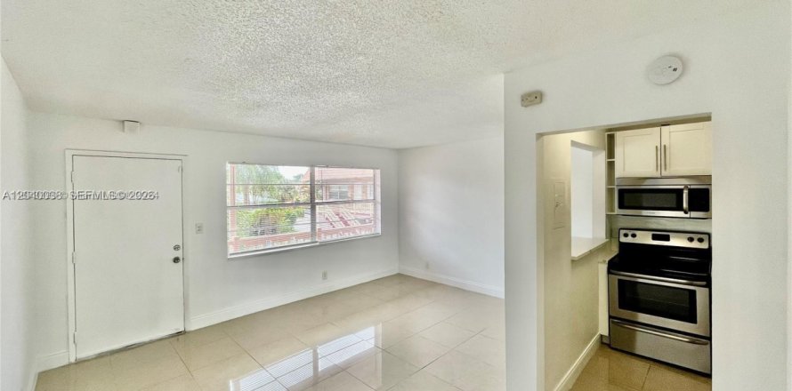 Condo in Pompano Beach, Florida, 1 bedroom  № 2086774