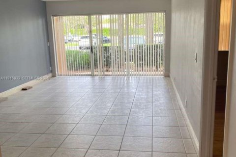 Купить кондоминиум в Корал-Спрингс, Флорида 2 спальни, 91.42м2, № 1989615 - фото 10