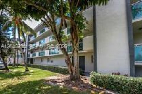 Apartment in Sunrise, Florida 2 bedrooms, 126.35 sq.m. № 2088114 - photo 2