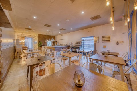 Commercial property in North Miami Beach, Florida № 1862702 - photo 1