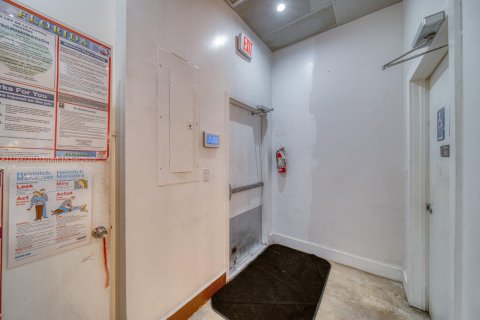 Commercial property in North Miami Beach, Florida № 1862702 - photo 19