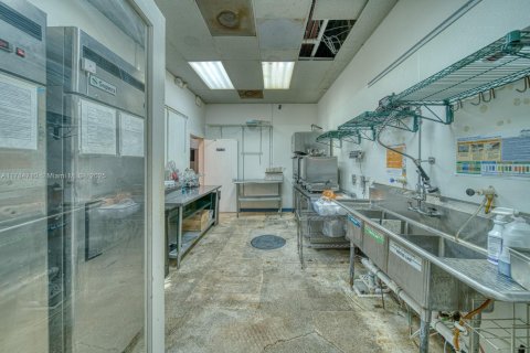 Commercial property in North Miami Beach, Florida № 1862702 - photo 17