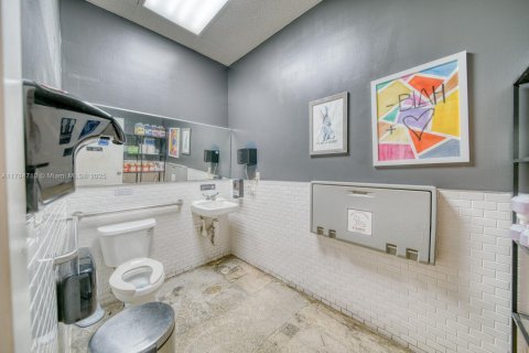 Commercial property in North Miami Beach, Florida № 1862702 - photo 20