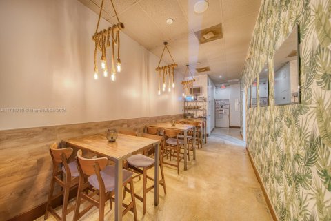 Commercial property in North Miami Beach, Florida № 1862702 - photo 2