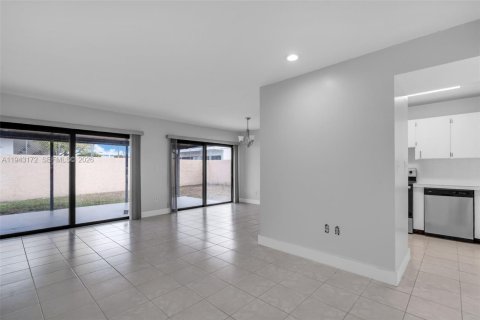 Adosado en venta en Miami, Florida, 3 dormitorios, 103.4 m2 № 2006770 - foto 7