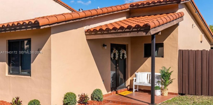 Adosado en Miami, Florida 3 dormitorios, 103.4 m2 № 2006770