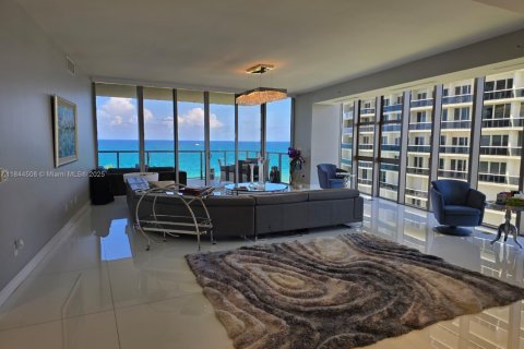 Condominio en alquiler en Bal Harbour, Florida, 3 dormitorios, 361.3 m2 № 1940303 - foto 2
