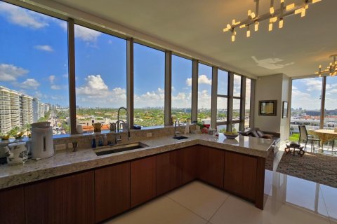 Condominio en alquiler en Bal Harbour, Florida, 3 dormitorios, 361.3 m2 № 1940303 - foto 9