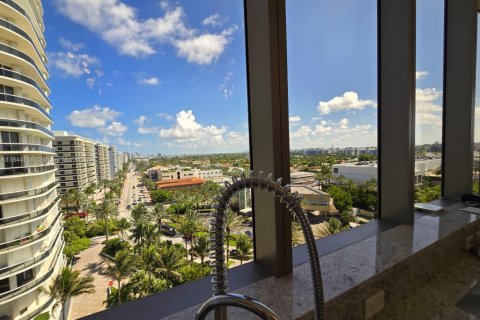 Condominio en alquiler en Bal Harbour, Florida, 3 dormitorios, 361.3 m2 № 1940303 - foto 11