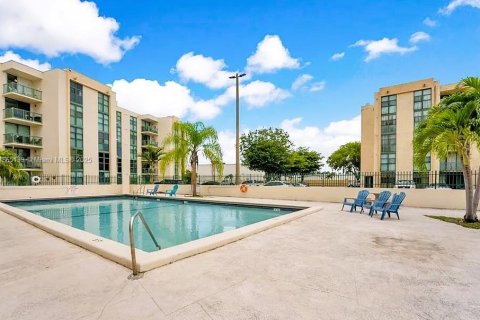 Condo in Miami, Florida, 2 bedrooms  № 1893420 - photo 2