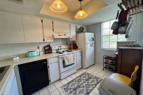 Condo in Port Richey, Florida, 2 bedrooms  № 1610020 - photo 16