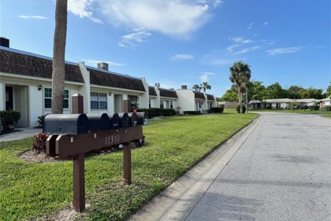 Condo in Port Richey, Florida, 2 bedrooms  № 1610020 - photo 9
