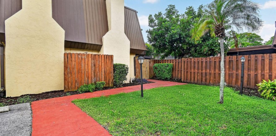 Townhouse in Palm Beach Gardens, Florida 2 bedrooms, 107.49 sq.m. № 2247332