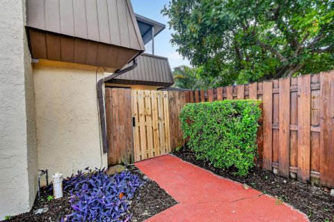 Townhouse in Palm Beach Gardens, Florida 2 bedrooms, 107.49 sq.m. № 2247332 - photo 2