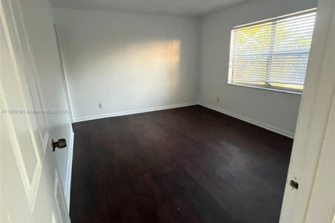 Condo in Lauderhill, Florida, 2 bedrooms  № 1750386 - photo 11