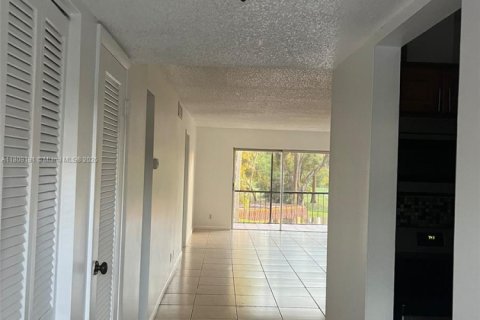 Condo in Lauderhill, Florida, 2 bedrooms  № 1750386 - photo 1