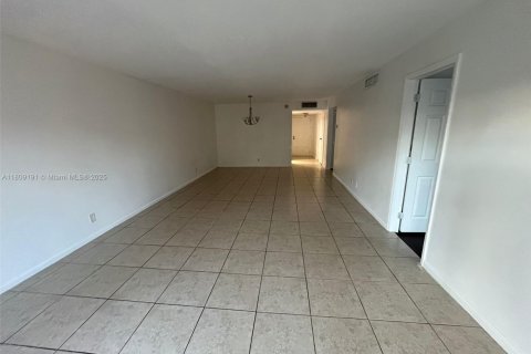 Condo in Lauderhill, Florida, 2 bedrooms  № 1750386 - photo 2